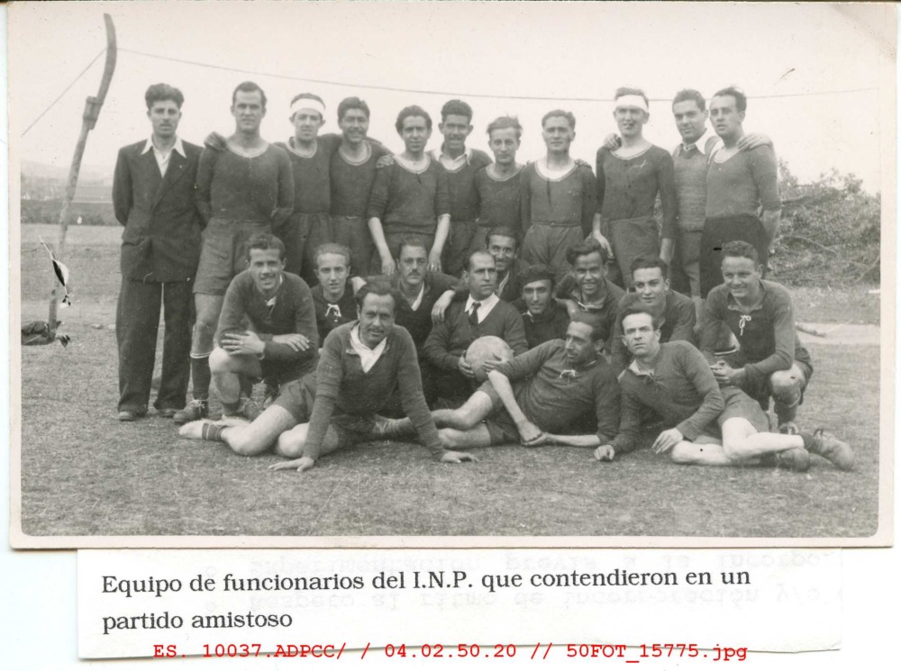 Equipo de funcionarios del INP en un partido amistoso