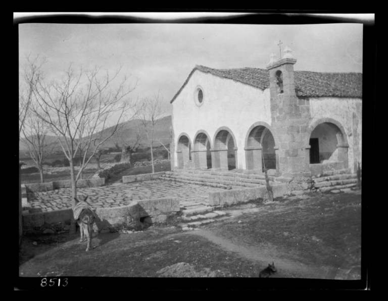 Ermita de la Virgen de Fuente Santa: pórtico y terraza