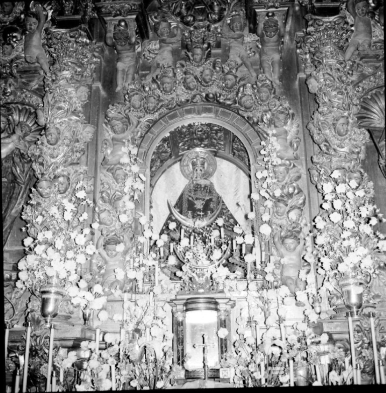 Ermita Virgen de la Montaña. Altar Mayor con la Virgen, parte