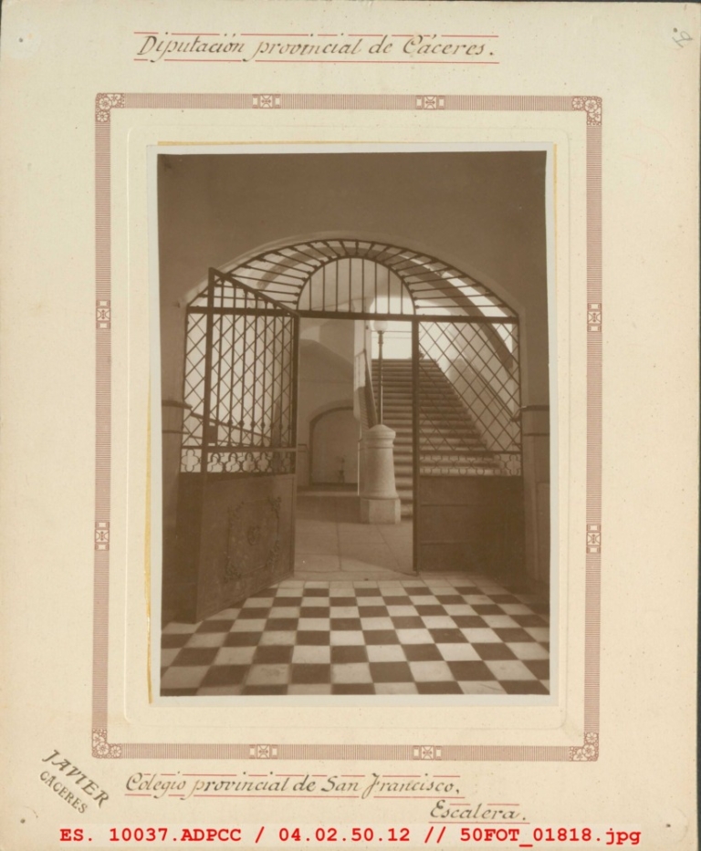 Escalera del Colegio Provincial de San Francisco de Cáceres
