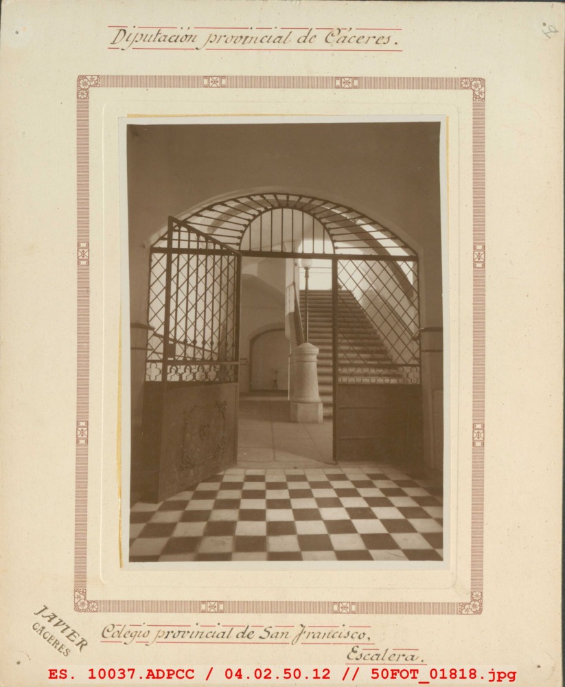Escalera del Colegio Provincial de San Francisco de Cáceres