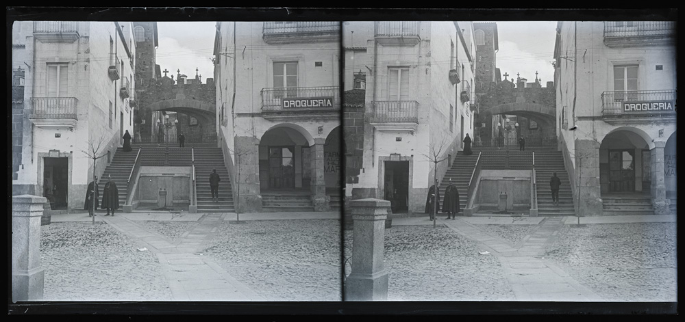 Escalinata y Arco de la Estrella de la Plaza de España de Cáceres