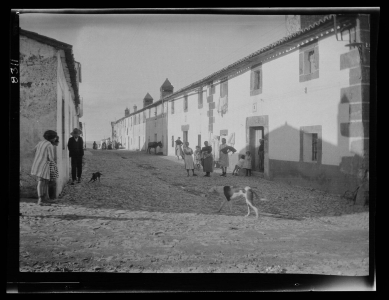 Escena cotidiana en la calle Berrocala