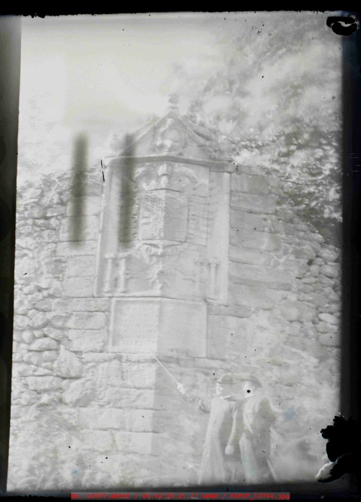 Escudo imperial de Carlos V situado en la muralla