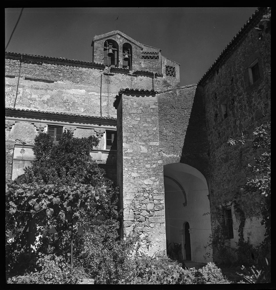 Espadaña de la iglesia vista desde el patio interior · Juan Miguel Pando Barrero, 1951