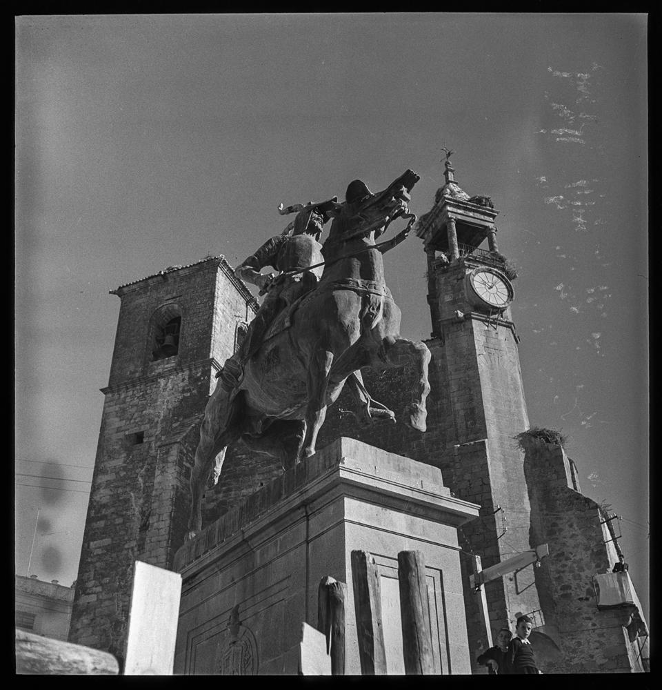 Estatua ecuestre de Pizarro con Torres de San Martín