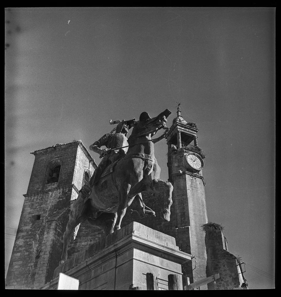 Estatua ecuestre de Pizarro con Torres de San Martín · Juan Miguel Pando Barrero, 1951