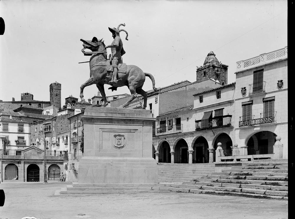 Estatua ecuestre de Pizarro en la plaza Mayor. Vestido