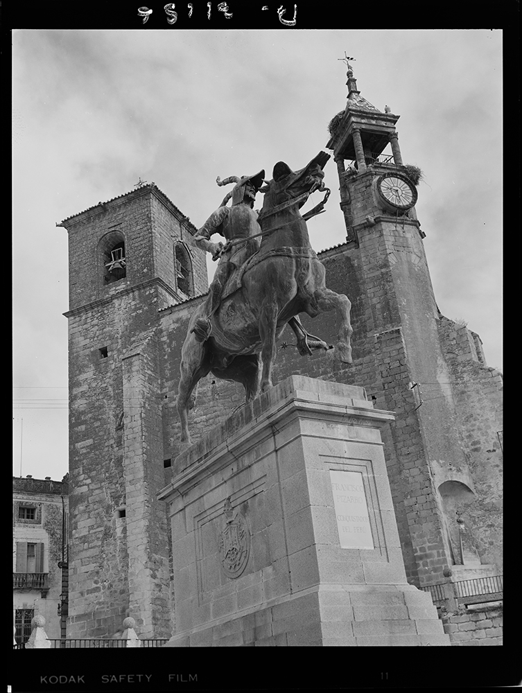 Estatua ecuestre de Pizarro frente a la iglesia de San Martín