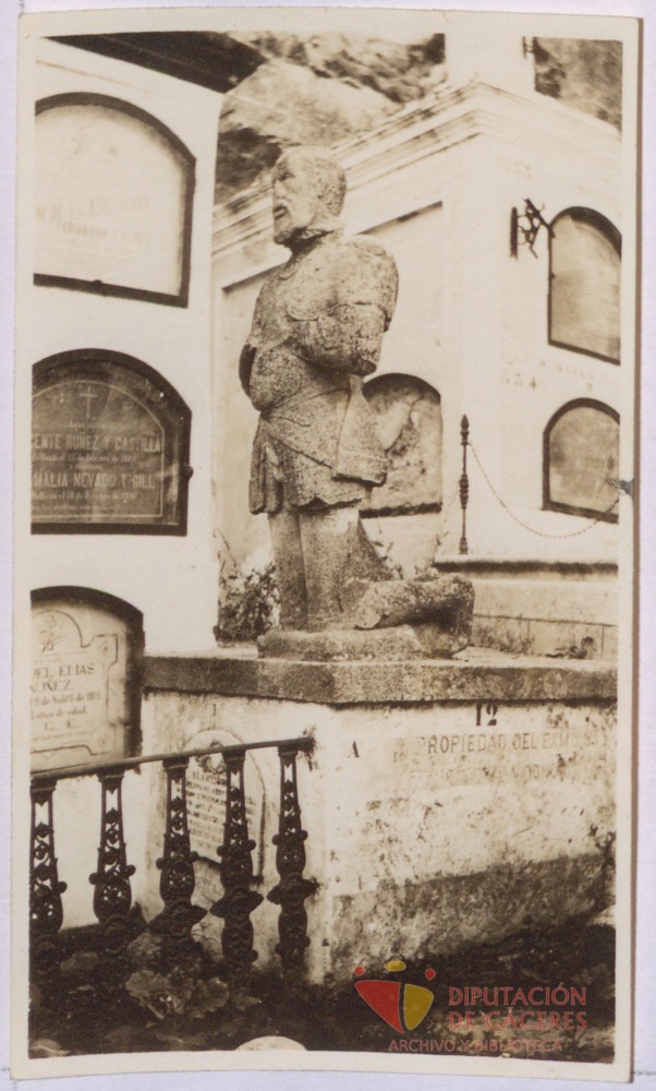 Estatua orante de Hernando Pizarro en el cementerio de Trujillo