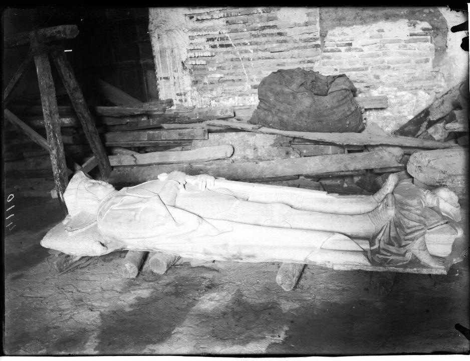 Estatua yacente de un caballero · Casa Moreno