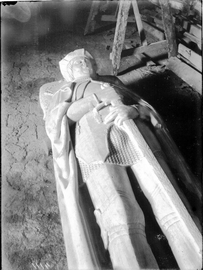 Estatua yacente de un caballero, detalle