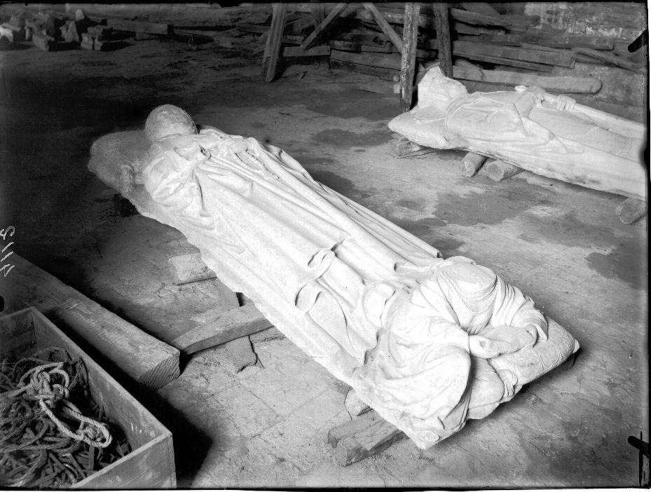 Estatua yacente de una dama · Casa Moreno