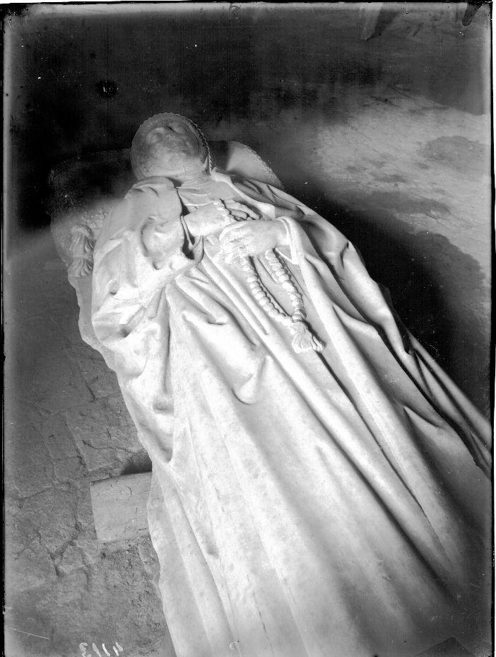 Estatua yacente de una dama, detalle · Casa Moreno