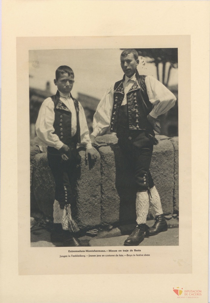 Extremadura-Montehermoso: Mozos en traje de fiesta