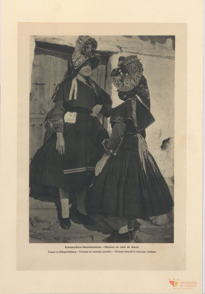 Extremadura-Montehermoso: Mujeres en traje de diario