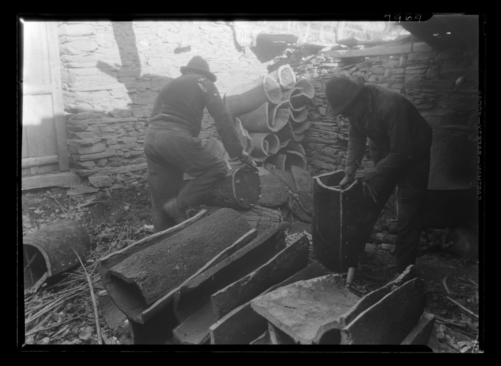 Fabricación de colmenas: colocando los palos en los agujeros