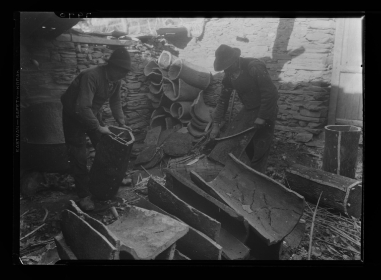 Fabricación de colmenas: desbastando un trozo de corcho
