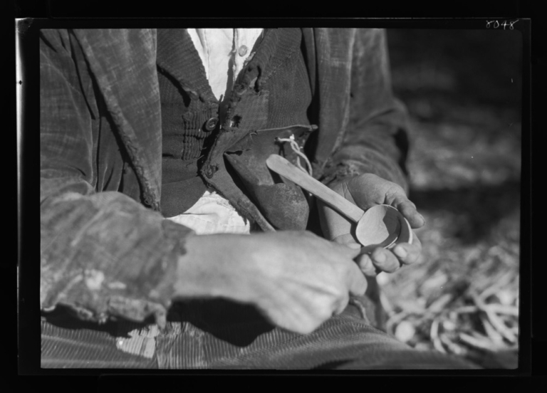 Fabricando cucharas de madera