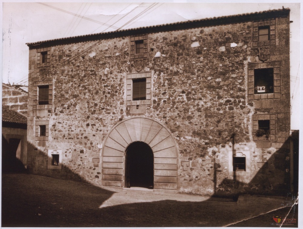 Fachada del Colegio Provincial de la Inmaculada de Cáceres