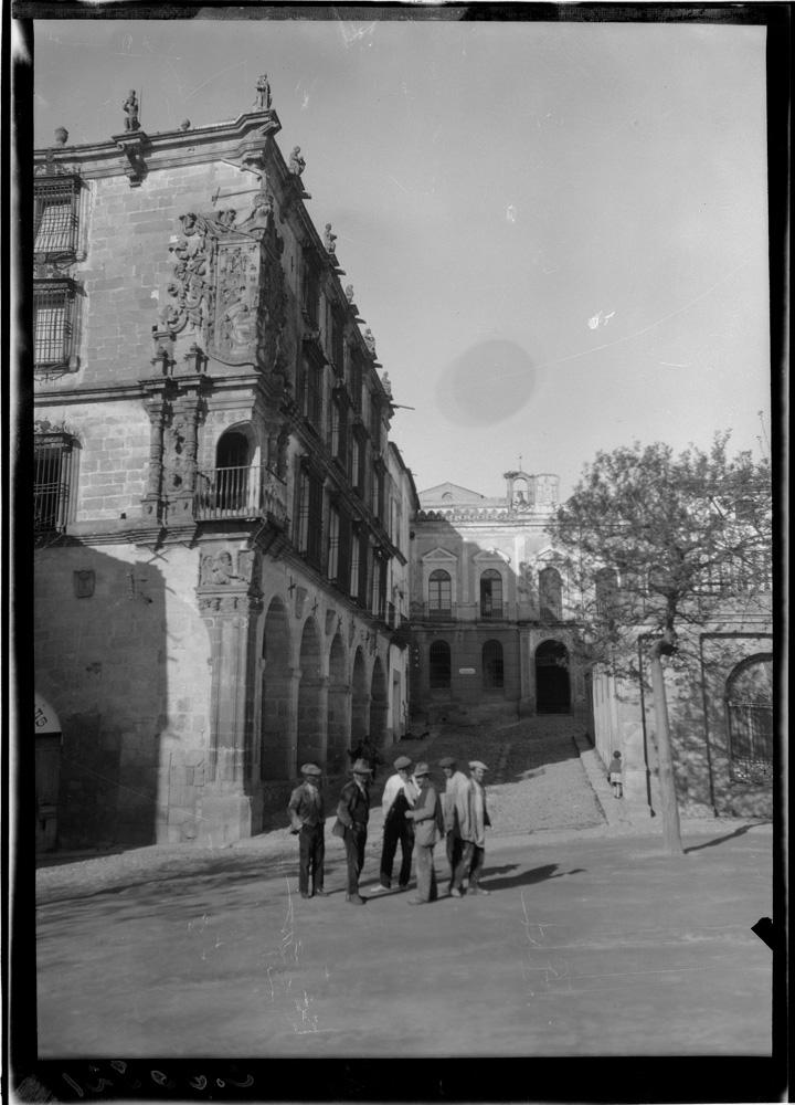 Fachada del Palacio de los Pizarro con gente en la calle