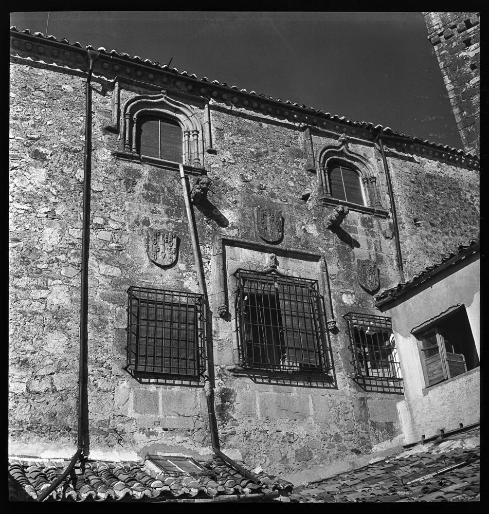 Fachada monumental blasonada, parte en mampostería de piedras
