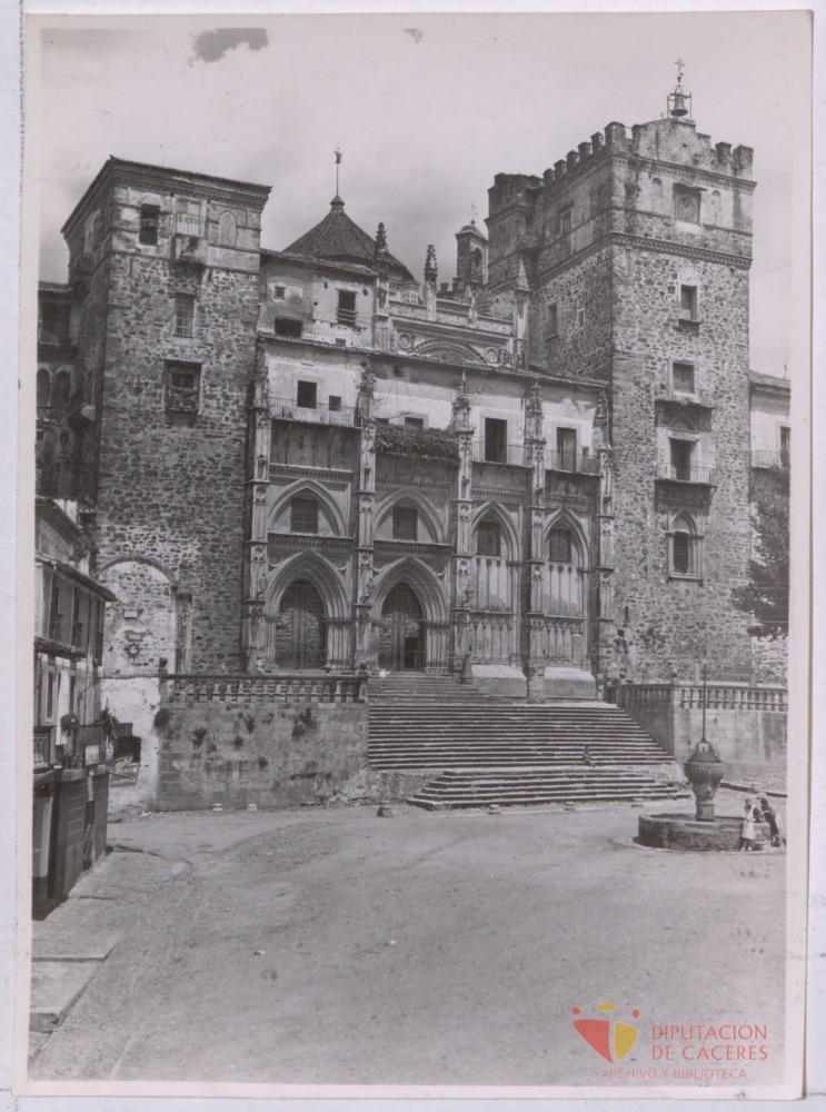 Fachada principal del Monasterio de Guadalupe