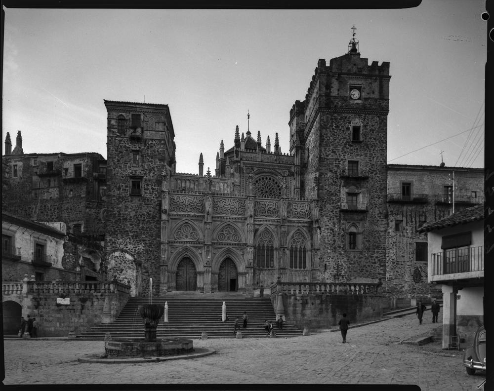 Fachada principal gótica del Real Monasterio de Santa María · Juan Miguel Pando Barrero, 1964