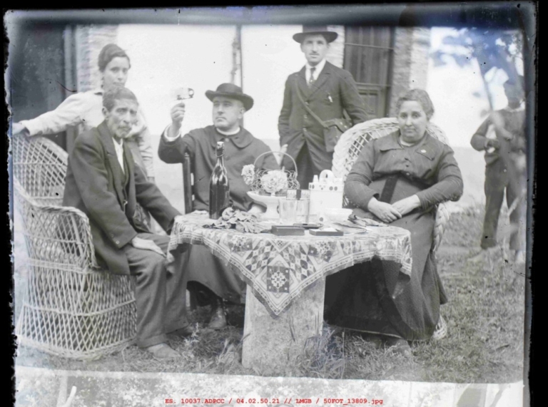 Familia de Sixto Pavón en el jardín de su casa