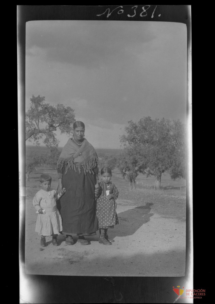 Familia en la dehesa