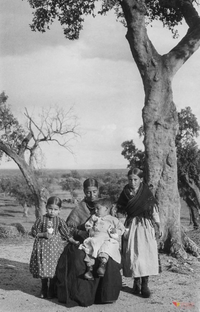 Familia en la dehesa