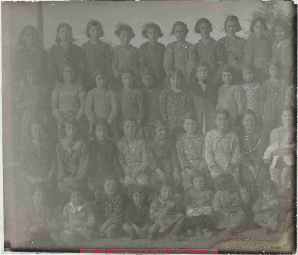 Fotografía de grupo de niñas de varias edades