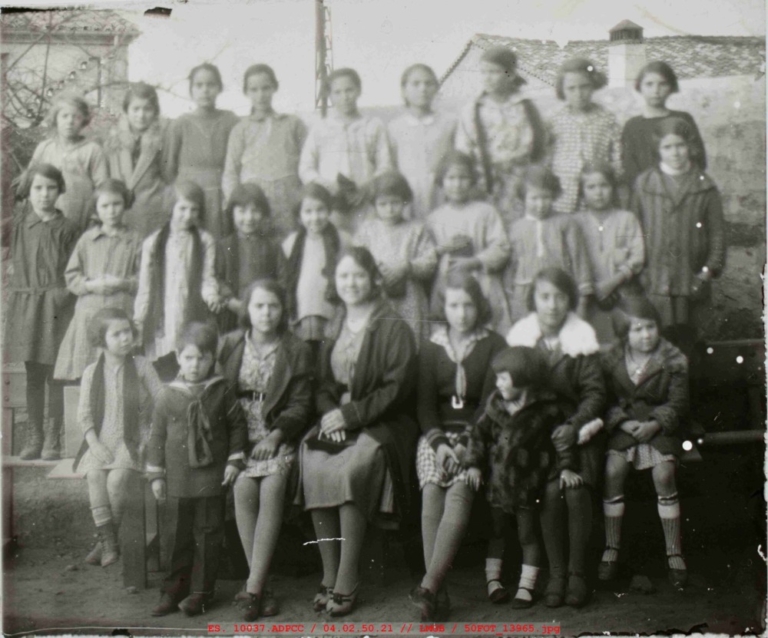 Fotografía de grupo de niñas de varias edades