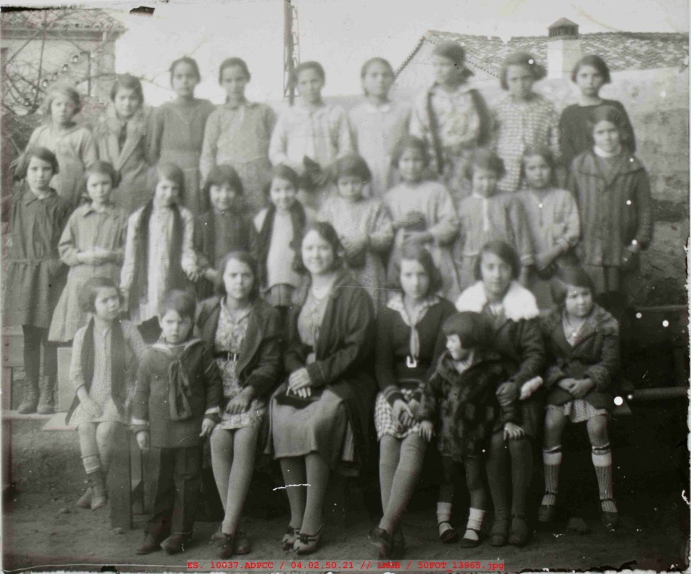 Fotografía de grupo de niñas de varias edades