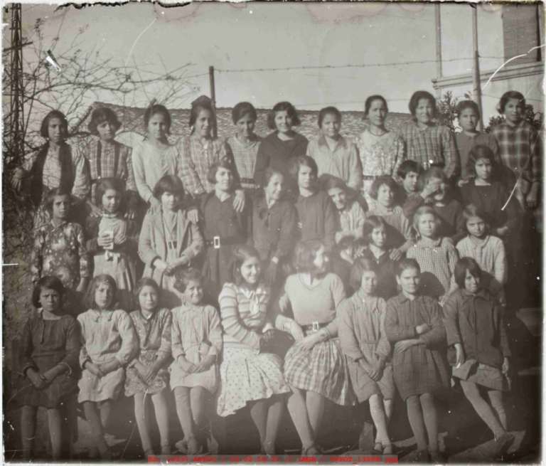 Fotografía de grupo de niñas de varias edades