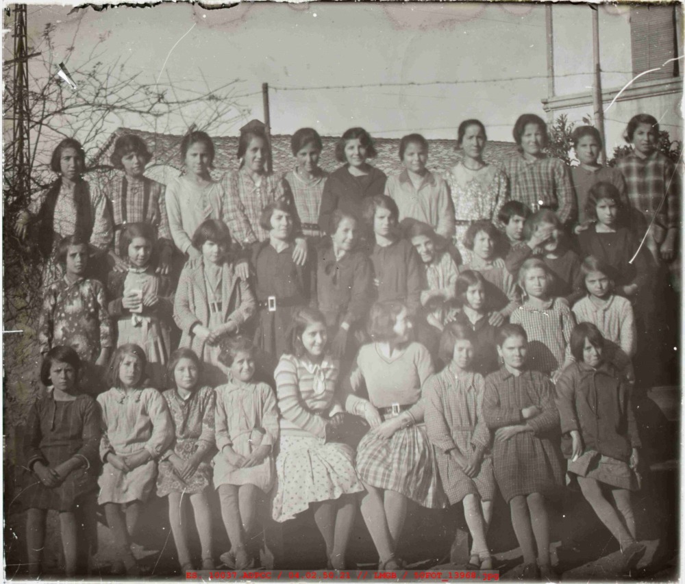 Fotografía de grupo de niñas de varias edades