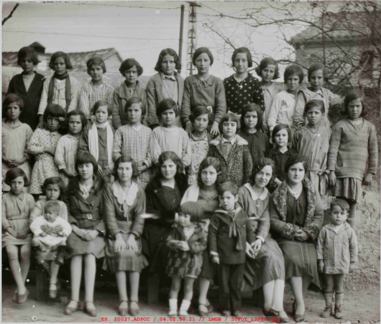 Fotografía de grupo de niñas de varias edades