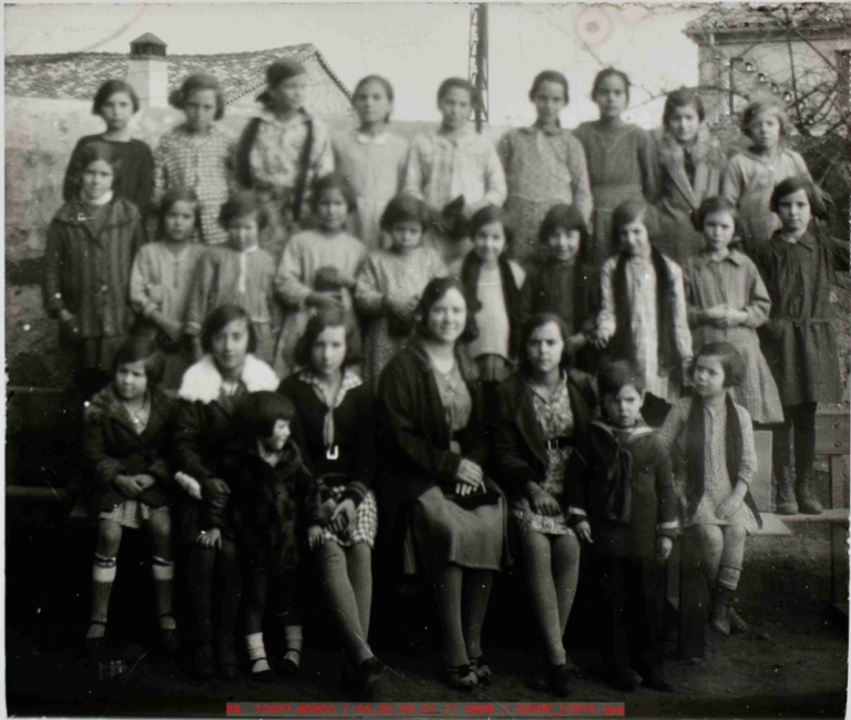 Fotografía de grupo de niñas de varias edades