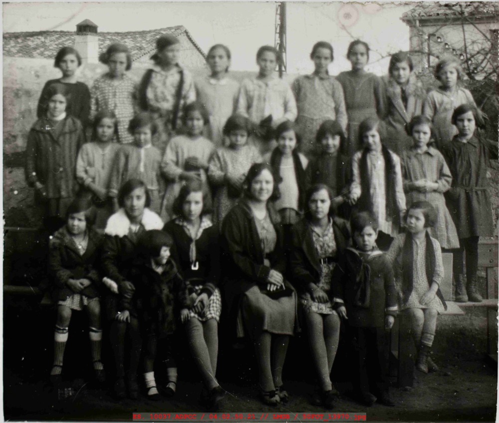Fotografía de grupo de niñas de varias edades