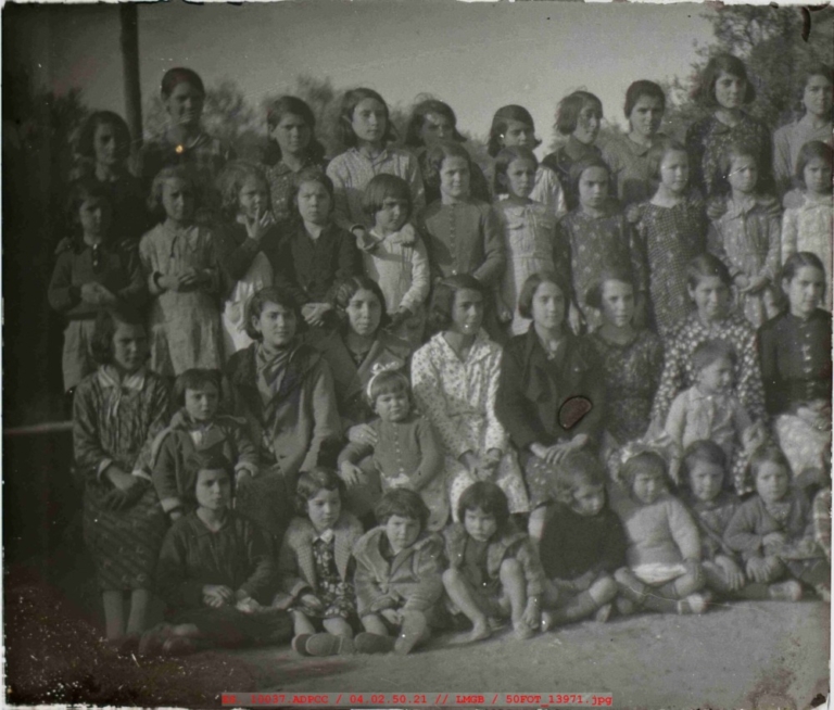 Fotografía de grupo de niñas de varias edades