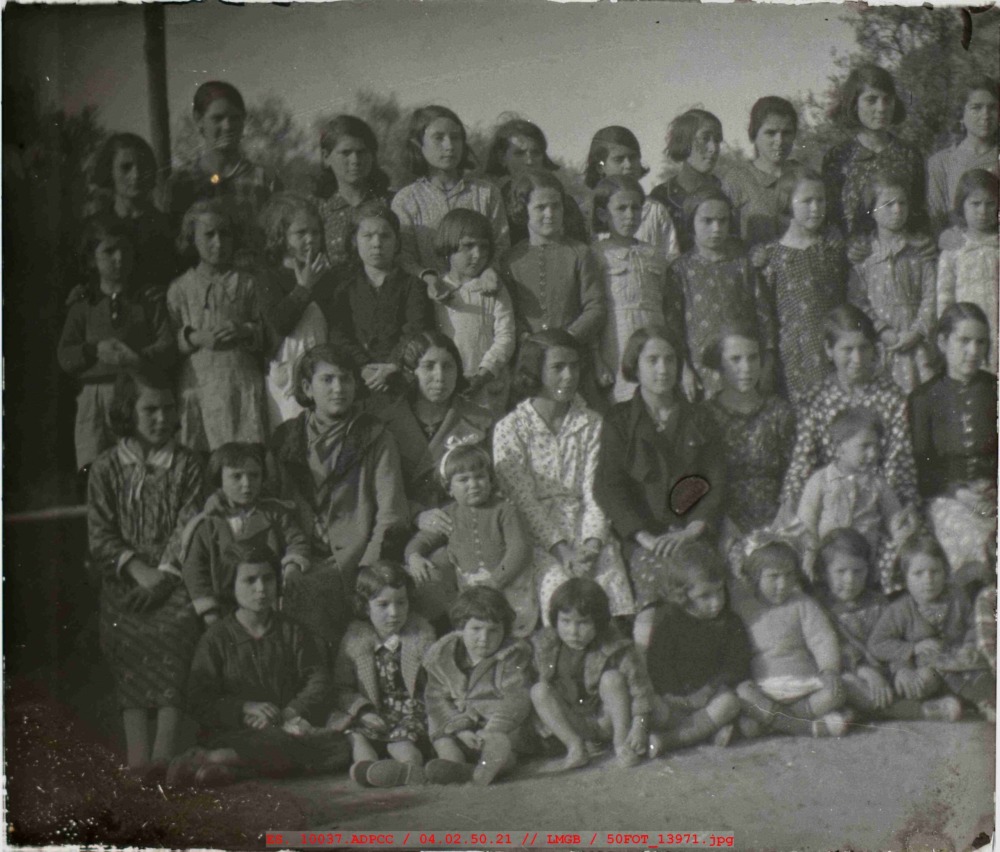Fotografía de grupo de niñas de varias edades