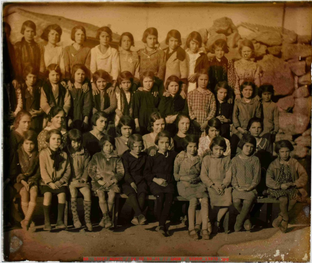 Fotografía de grupo de niñas de varias edades