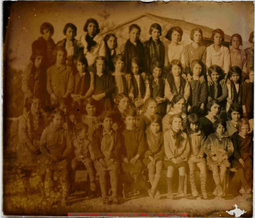 Fotografía de grupo de niñas de varias edades