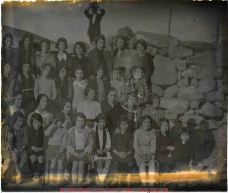 Fotografía de grupo de niñas de varias edades