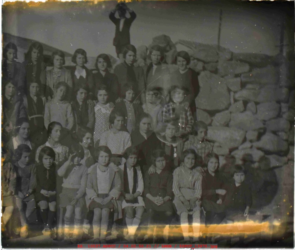 Fotografía de grupo de niñas de varias edades