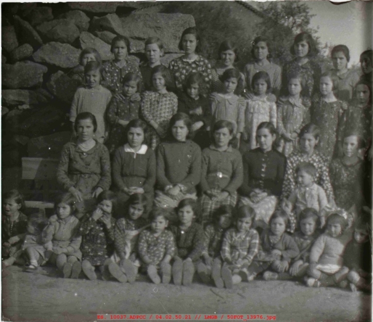Fotografía de grupo de niñas de varias edades