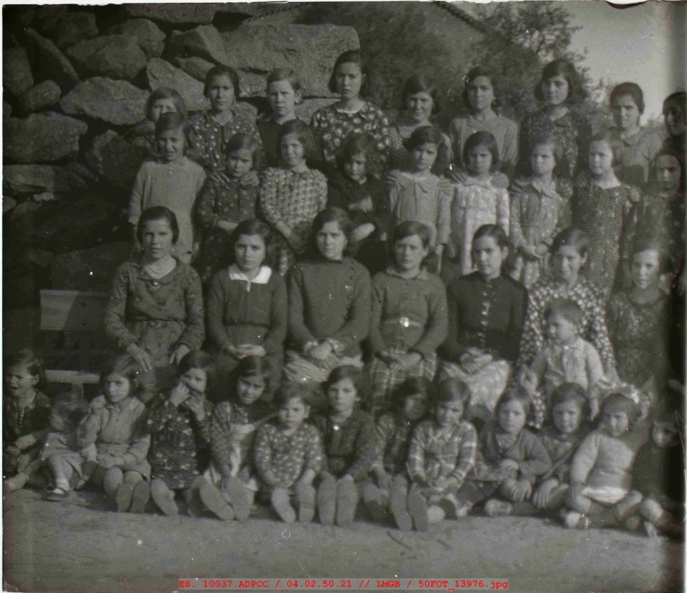 Fotografía de grupo de niñas de varias edades