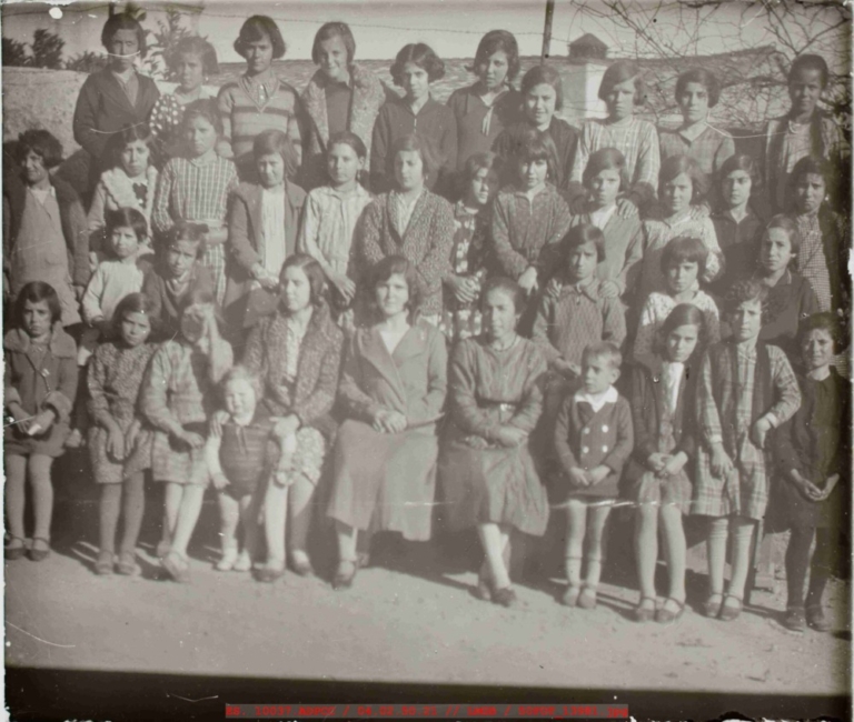 Fotografía de grupo de niñas de varias edades