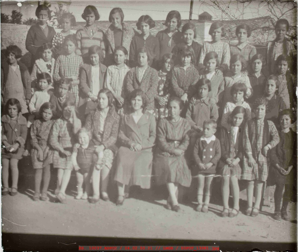 Fotografía de grupo de niñas de varias edades