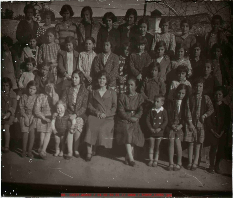 Fotografía de grupo de niñas de varias edades